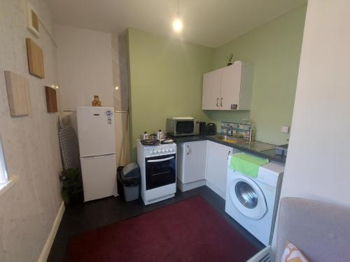 Kjøkken, Private 1 Bed Flat Near The Aston Villa Park in Handsworth Wood