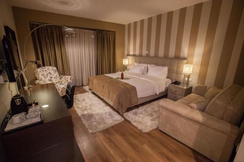 1 queen bed, 1 twin bed, 1 sofa bed
