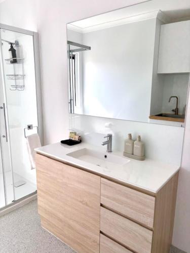 ห้องน้ำ, Port Denison Stays - Unit 1 in พอร์ตเดนิสัน