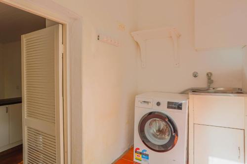 Close to City 3 Bedroom House Surry Hills 2 E-Bikes Included - image 2