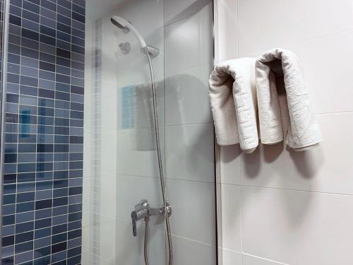 Triple Room with Sea View image 5