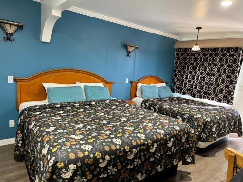 2 queen beds