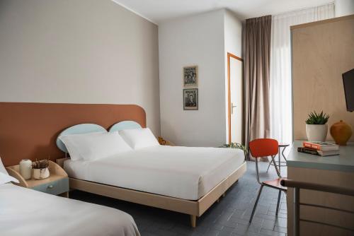 1 queen bed, 1 twin bed