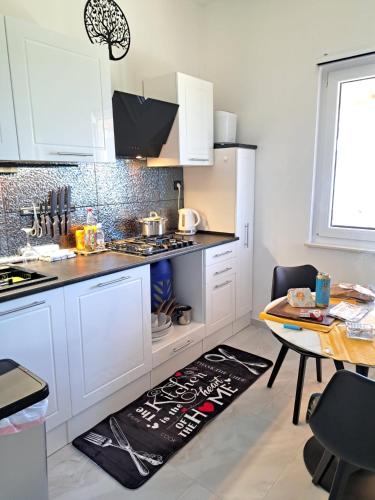 Robinzon kuća Niko (Robinzon kuca Niko) in Rivanj