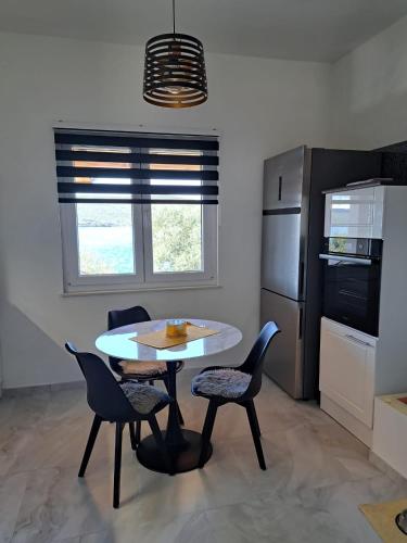 Robinzon kuća Niko (Robinzon kuca Niko) in Rivanj