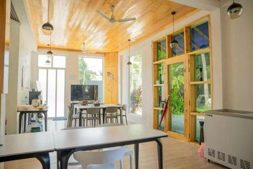 Shared lounge/TV area, Eveyla Guesthouse in Vaavu Atoll