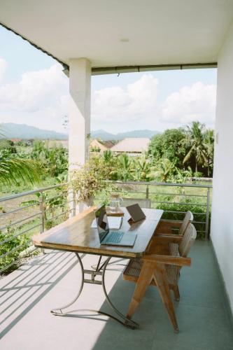 Three Palms Surf & Stay Medewi near Pekutatan Beach