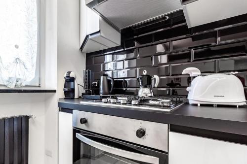 Black & White Apartment Design e Comfort - Parking e WiFi, Saronno (Foto 8)