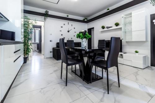 設施, Black & White or Pop Art - Design Apartments with Parking & WiFi in 薩龍諾