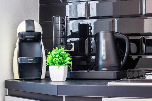 Black & White Apartment Design e Comfort - Parking e WiFi, Saronno (Foto 9)