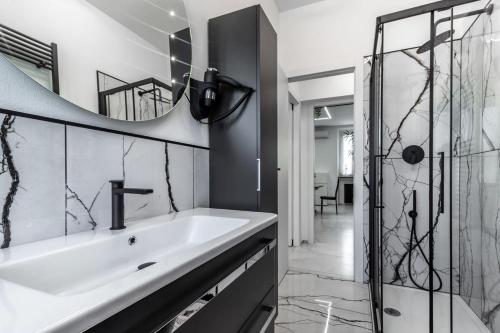 淋浴間, Black & White or Pop Art - Design Apartments with Parking & WiFi in 薩龍諾