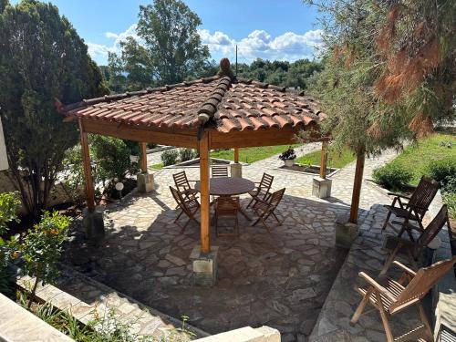 Bahçe, Villa Evita in Isthmia