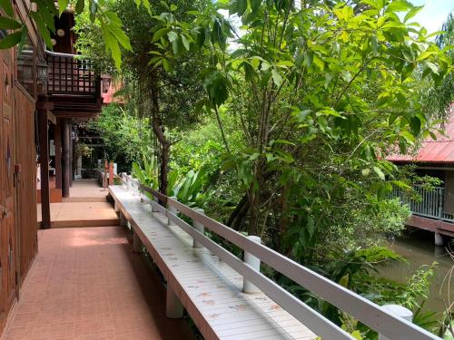 Garden, Ruennakornin Homestay near Sala Klang Health Center