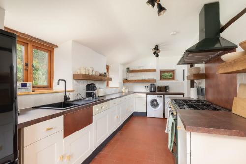 Beautiful Cottage nr Mendip Hills Private Parking in Chilcompton