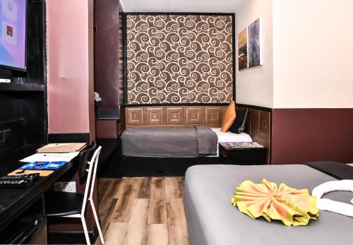 1 queen bed, 1 twin bed