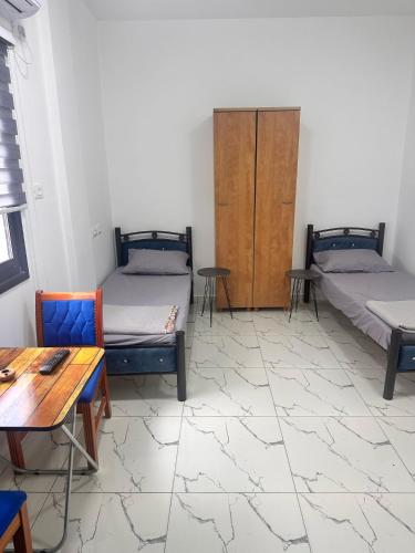2 twin beds