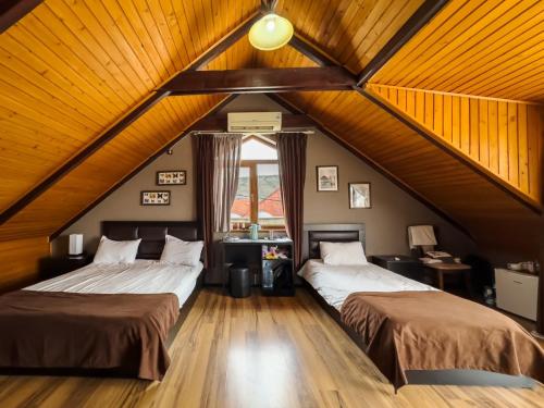 1 queen bed, 1 twin bed, 1 sofa bed
