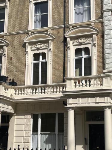 Newly refurbished- Awesome very central flat in famous Notting Hill with a balcony