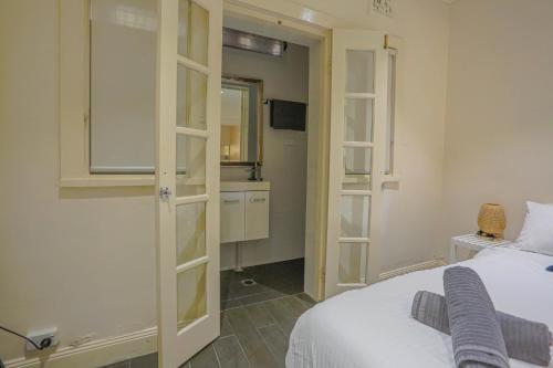 Ideal 3 Bedroom House City Centre Glebe 2 E-Bikes Included - image 2