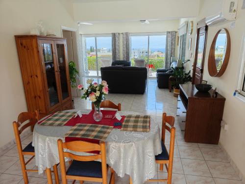 Villa Best Holiday- breathtaking sea views, amazing garden, private pool, BBQ, next to CORAL BAY, Lower Peyia, Paphos, Peyia (Foto 9)