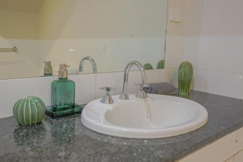 Elegant 2 Bedroom home close to city buz Bridge RD 2 E-Bikes Included - image 10