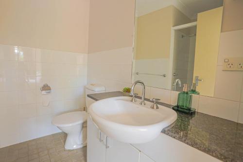 Elegant 2 Bedroom home close to city buz Bridge RD 2 E-Bikes Included - image 9