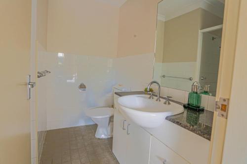 Elegant 2 Bedroom home close to city buz Bridge RD 2 E-Bikes Included - image 3