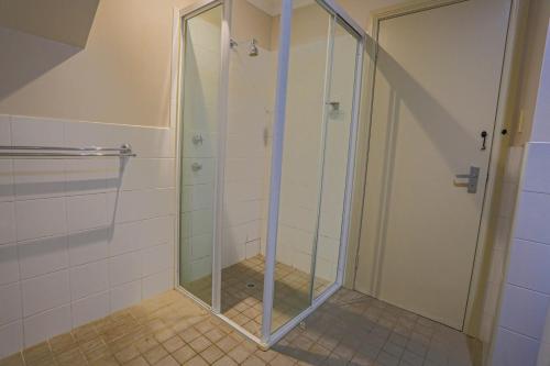 Elegant 2 Bedroom home close to city buz Bridge RD 2 E-Bikes Included - image 13