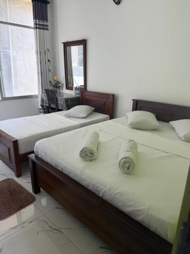 1 double bed, 1 twin bed
