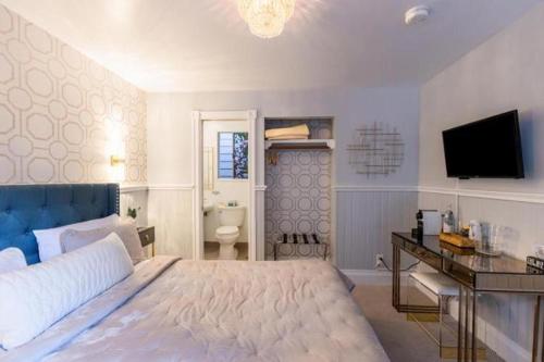 Queen Room with Garden View