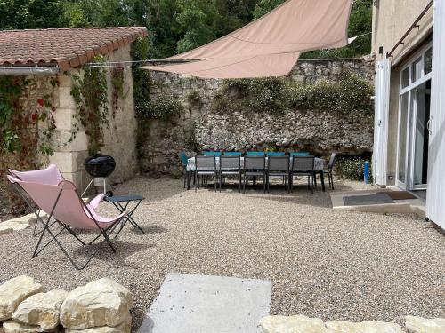Maison de campagne avec grande piscine in Brantome
