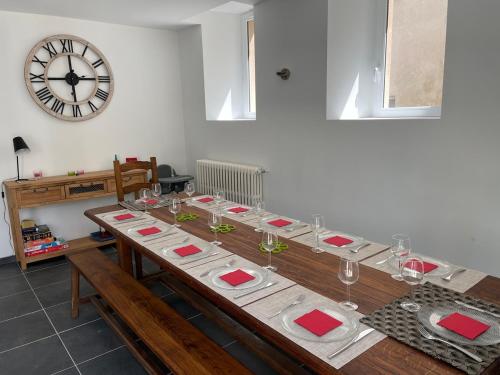 Maison de campagne avec grande piscine in Brantome