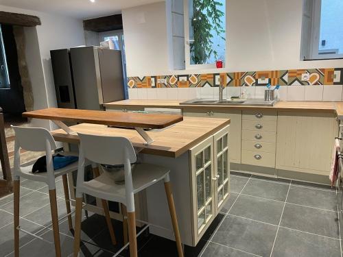 Maison de campagne avec grande piscine in Brantome