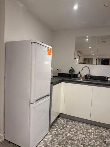 Modern Apartment - Free Parking, London (photo 6)