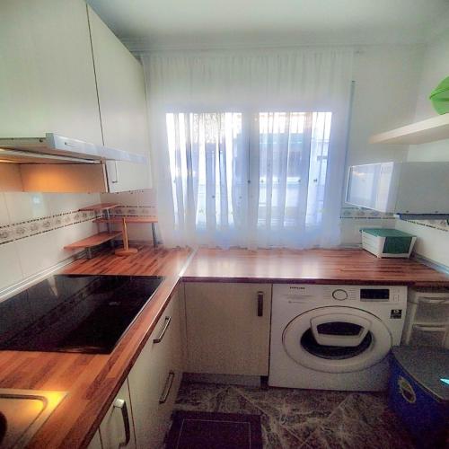 Konyha, Sol & Beach Apt- Coastal Retreat by the Sea in Resinera Voladilla