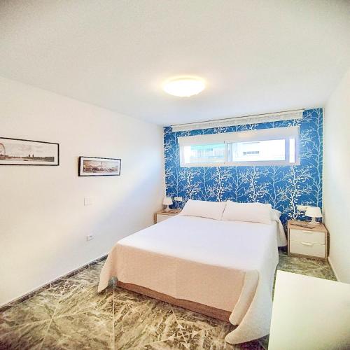 Sol & Beach Apt- Coastal Retreat by the Sea in Resinera Voladilla