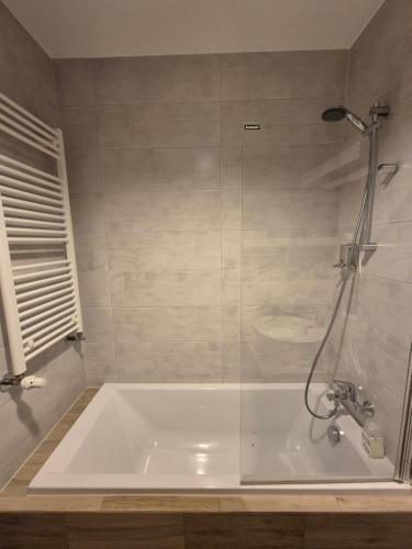 Instalações, 12 PIĘTRO osiedle Nowe Tysiąclecie- super widok z okna- extra zadbane mieszkanie- parking w hali (APARTAMENT WSROD 1000cy SWIATEL - prywatny parking - duzy balkon - piekny widok noca na panorame Tys) in Osiedle Tysiaclecia