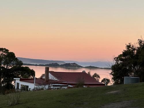 . Wylah Cottage for a Peaceful Bruny Island Escape with Water Views, Fireplace & Wallabies