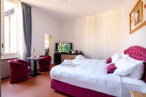Standard King Room image 10