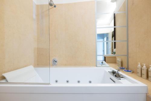 Aldrovandi suite and rooms with private garden in Болоня