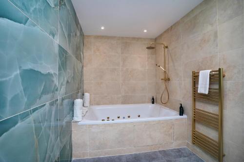 Badrum, Park Hall Hotel & Spa Lancashire, a member of Radisson Individuals in Charnock Richard
