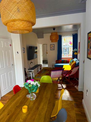 Titanic Shadow Entire house 5 mins from City Centre Titanic Shadow Entire house 5 mins from City Centre