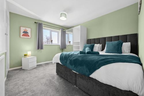 Spacious 4-Bed Home Near Birmingham City Centre with large Garden and WiFi