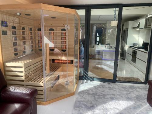 Unwind 2Bed with Garden, Sauna and Hot Tub, Barking
