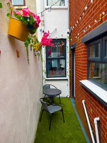 Titanic Shadow Entire house 5 mins from City Centre Titanic Shadow Entire house 5 mins from City Centre