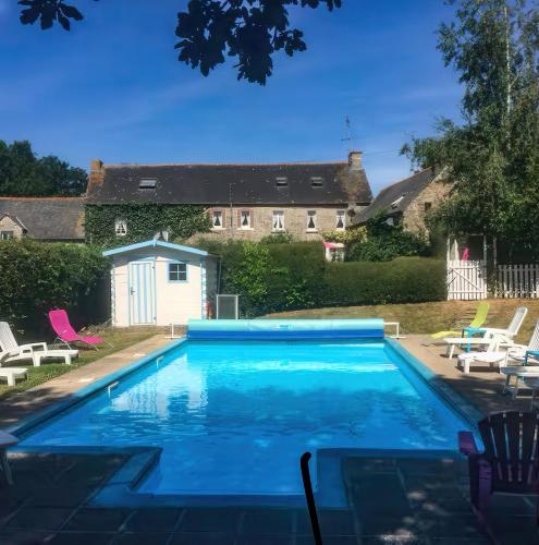Two Cottages in Beautiful Brittany 5 Bedrooms Sleeps 10 Pets Welcome Heated Swimming Pool Free Wifi gîte à louer Saint-Laurent-Châtel