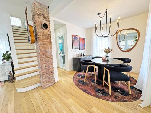Renovated home seconds from town in Woodstock (NY)