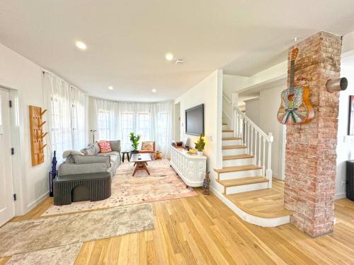 Renovated home seconds from town in Woodstock (NY)