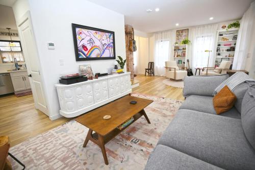 Renovated home seconds from town in Woodstock (NY)