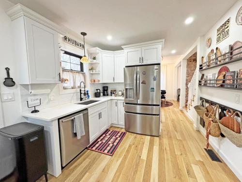 Renovated home seconds from town in Woodstock (NY)